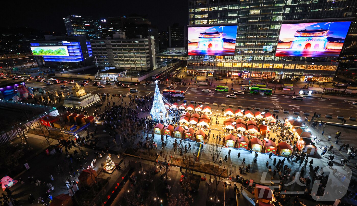 본문 이미지 - 12일 오후 서울 세종대로 광화문광장에서 열린 ‘2025 서울윈터페스타’에서 광화문광장 마켓과 조형물들이 불을 밝히고 있다. 2025.12.12/뉴스1 ⓒ News1 김진환 기자