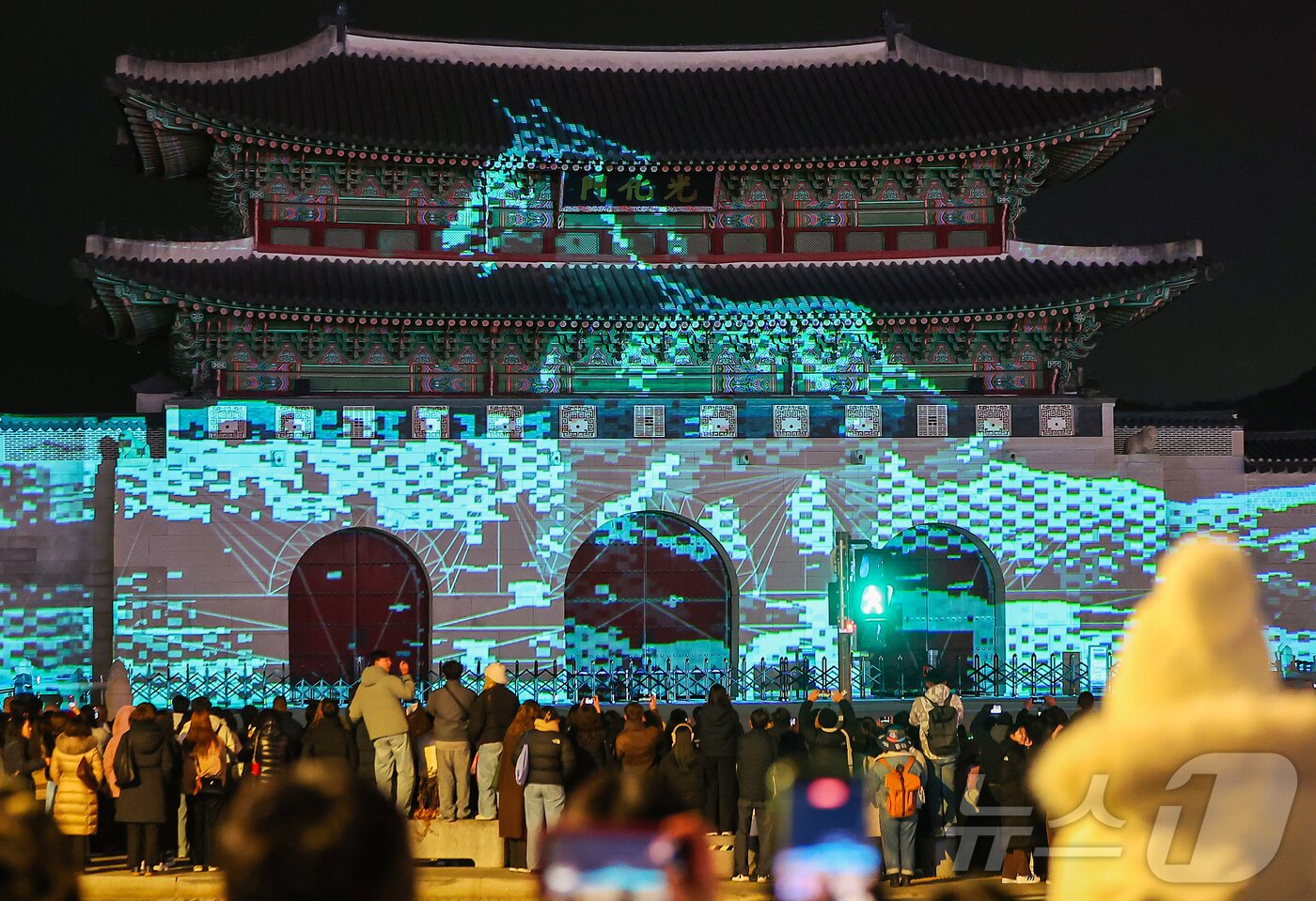 본문 이미지 - 12일 오후 서울 세종대로 광화문광장에서 열린 ‘2025 서울윈터페스타’에서 광화문 외벽에 미디어 파사드 작품이 투영되고 있다.  2025.12.12/뉴스1 ⓒ News1 김진환 기자