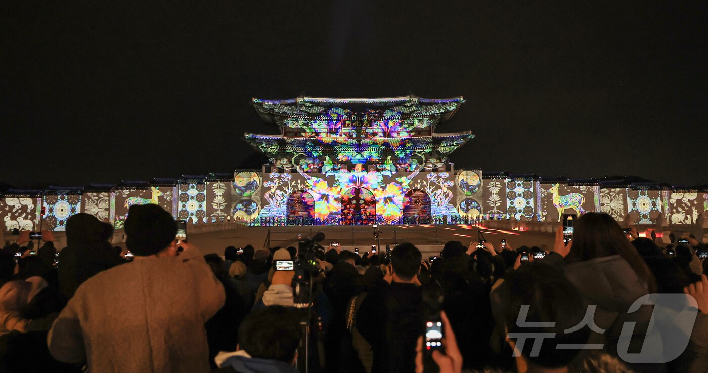 본문 이미지 - 12일 오후 서울 세종대로 광화문광장에서 열린 ‘2025 서울윈터페스타’에서 광화문 외벽에 미디어 파사드 작품이 투영되고 있다. 2025.12.12/뉴스1 ⓒ News1 김진환 기자