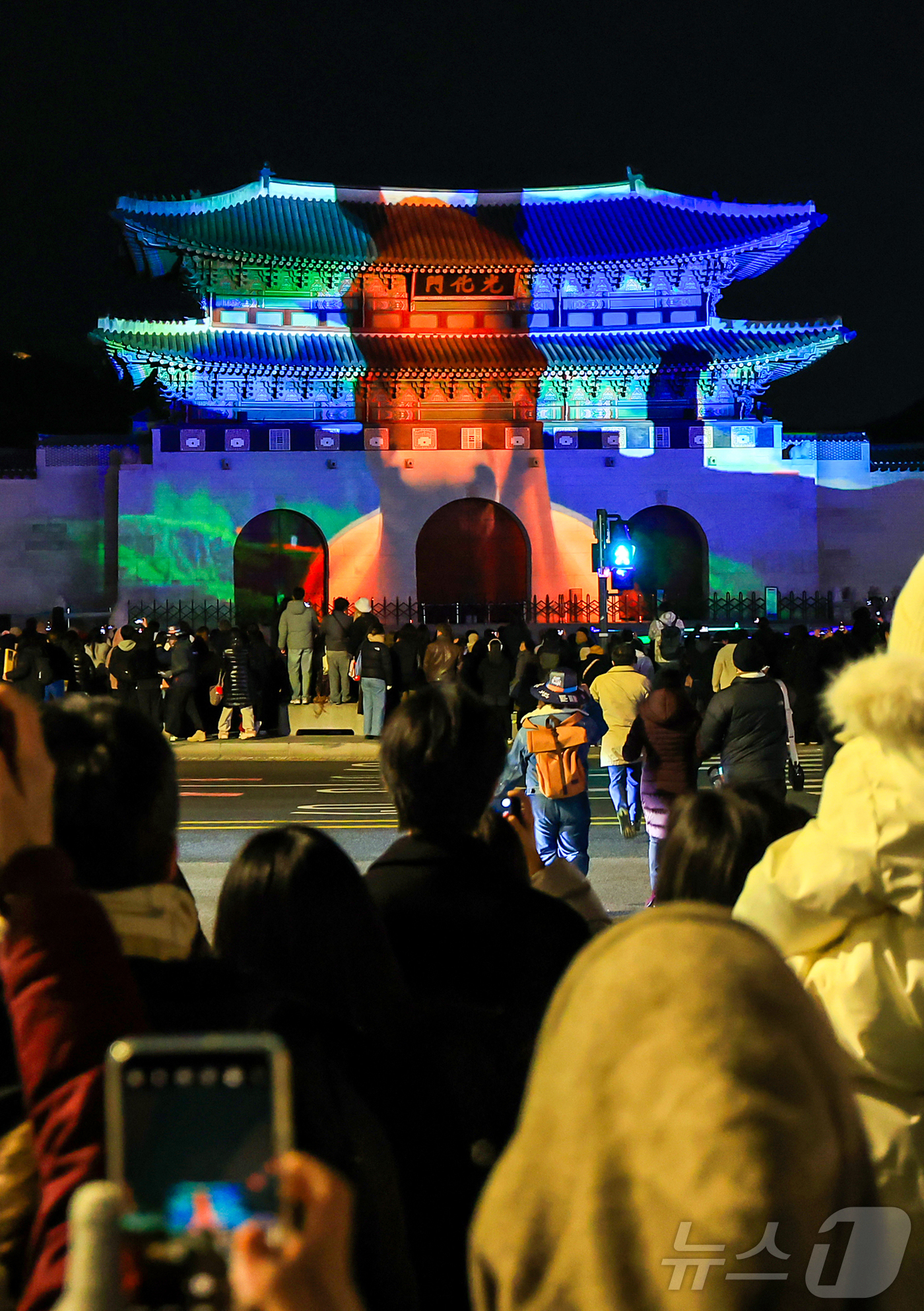 (서울=뉴스1) 김진환 기자 = 12일 오후 서울 세종대로 광화문광장에서 열린 ‘2025 서울윈터페스타’에서 광화문 외벽에 미디어 파사드 작품이 투영되고 있다.‘2025 서울윈터페 …