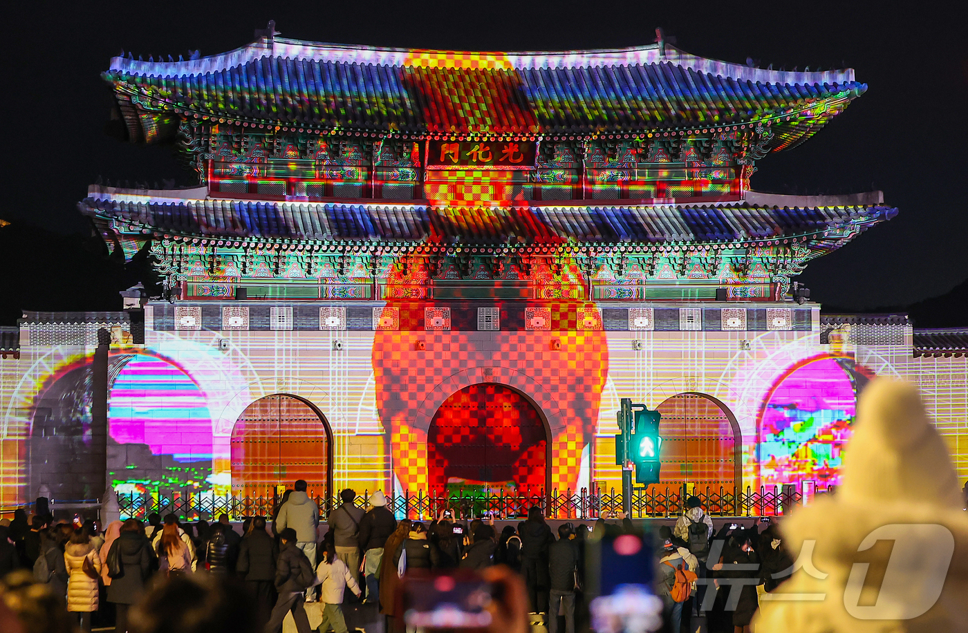 (서울=뉴스1) 김진환 기자 = 12일 오후 서울 세종대로 광화문광장에서 열린 ‘2025 서울윈터페스타’에서 광화문 외벽에 미디어 파사드 작품이 투영되고 있다.‘2025 서울윈터페 …