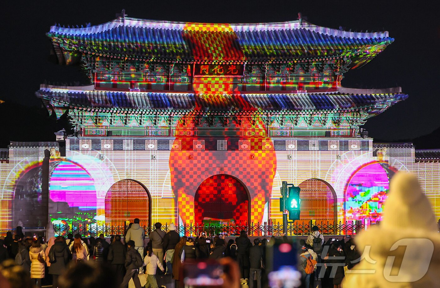 본문 이미지 - 12일 오후 서울 세종대로 광화문광장에서 열린 ‘2025 서울윈터페스타’에서 광화문 외벽에 미디어 파사드 작품이 투영되고 있다. 2025.12.12/뉴스1 ⓒ News1 김진환 기자