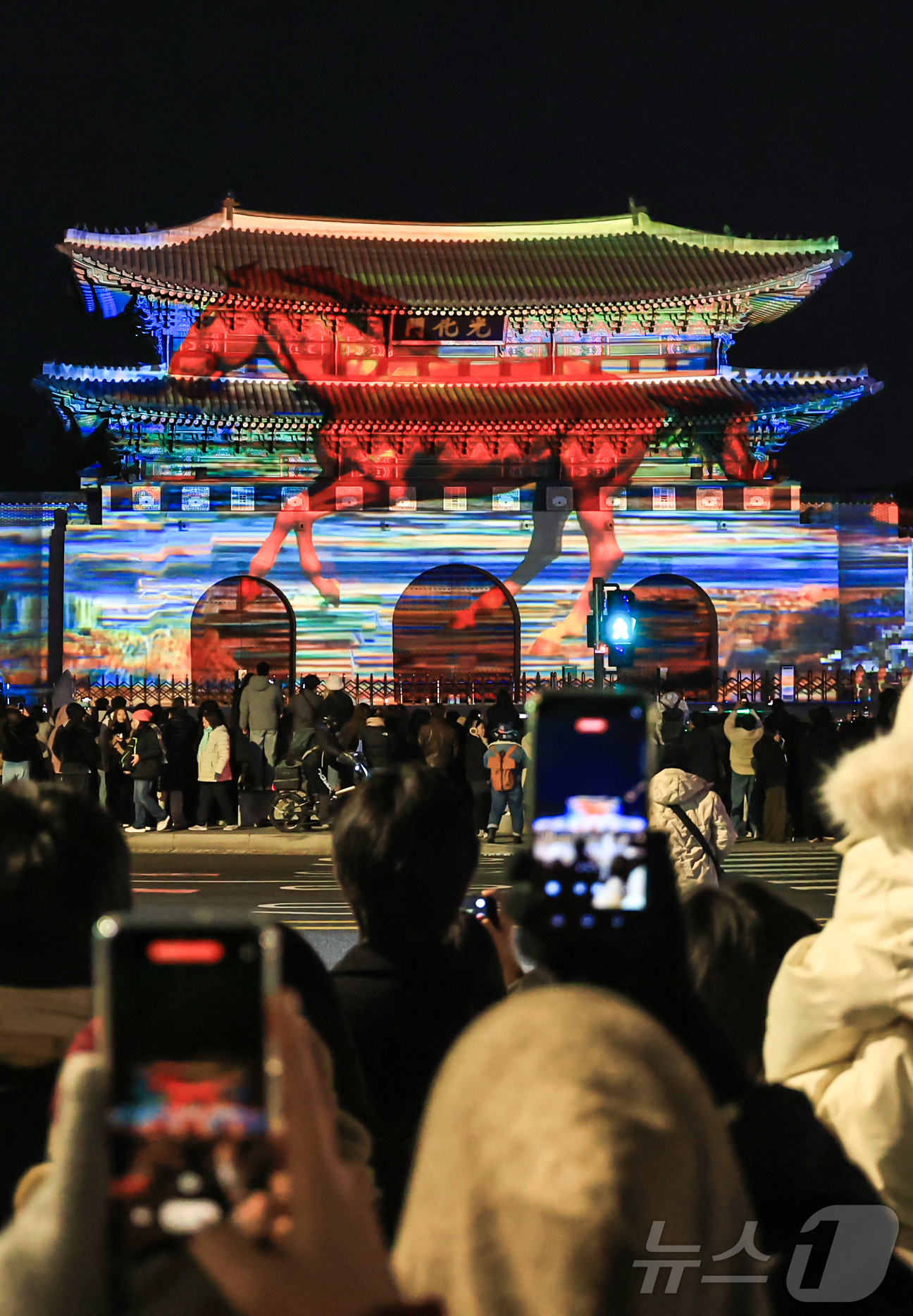 (서울=뉴스1) 김진환 기자 = 12일 오후 서울 세종대로 광화문광장에서 열린 ‘2025 서울윈터페스타’에서 광화문 외벽에 미디어 파사드 작품이 투영되고 있다.‘2025 서울윈터페 …