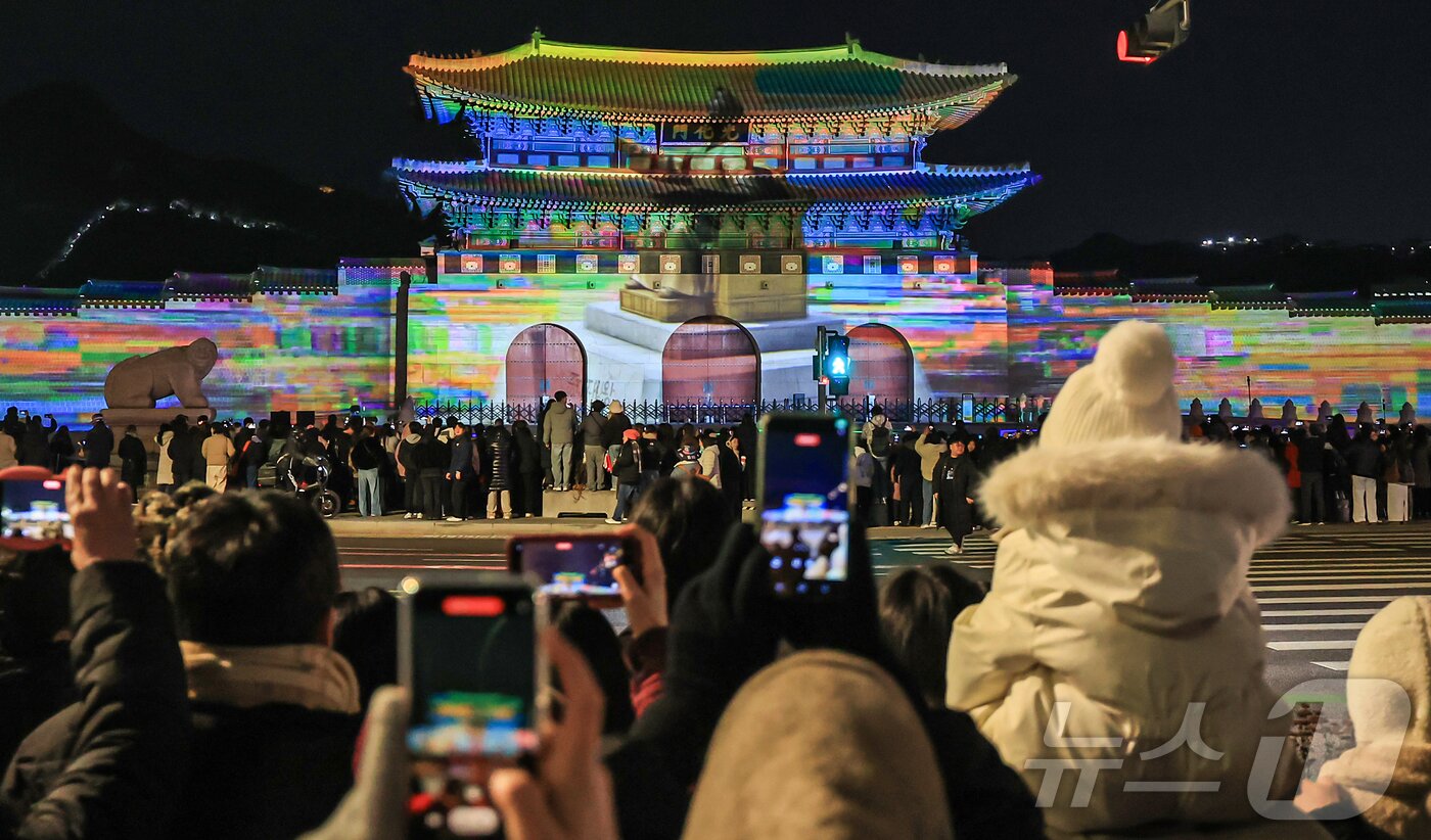 본문 이미지 - 12일 오후 서울 세종대로 광화문광장에서 열린 ‘2025 서울윈터페스타’에서 광화문 외벽에 미디어 파사드 작품이 투영되고 있다. 2025.12.12/뉴스1 ⓒ News1 김진환 기자