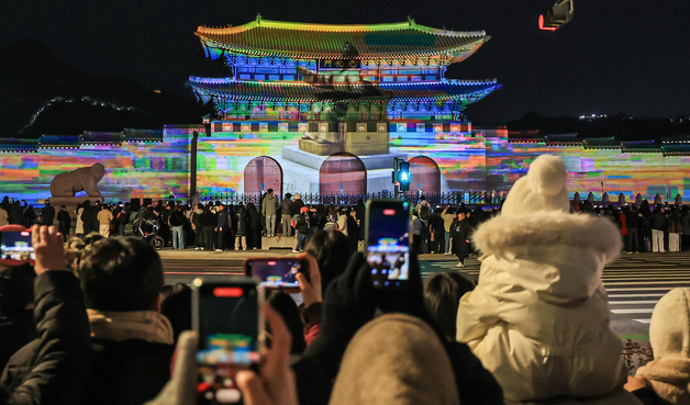 광화문 외벽에 투영되는 세종대왕