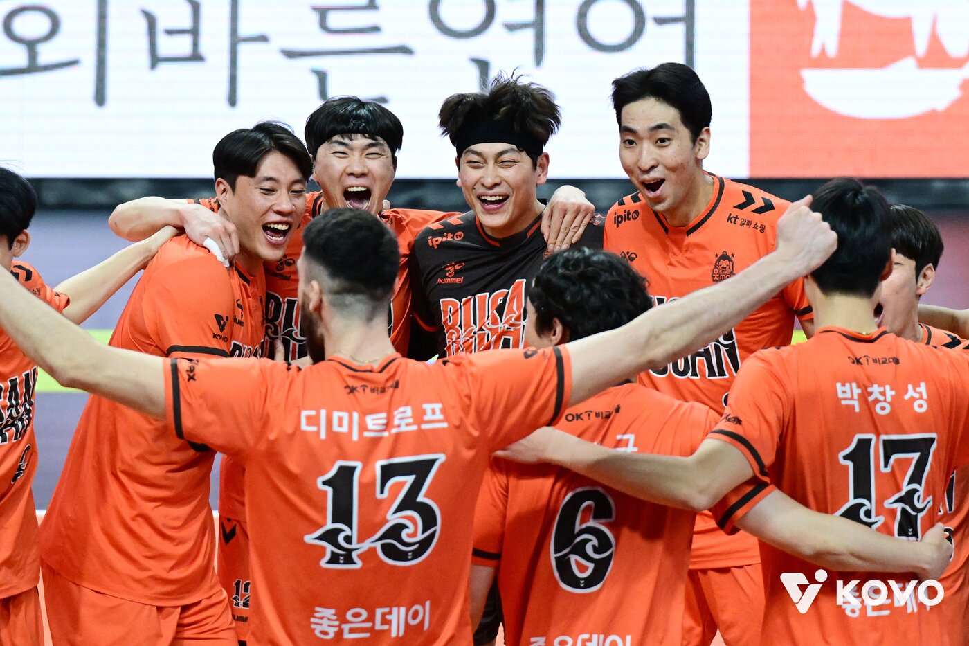 본문 이미지 - OK저축은행 선수들. &#40;KOVO 제공&#41;