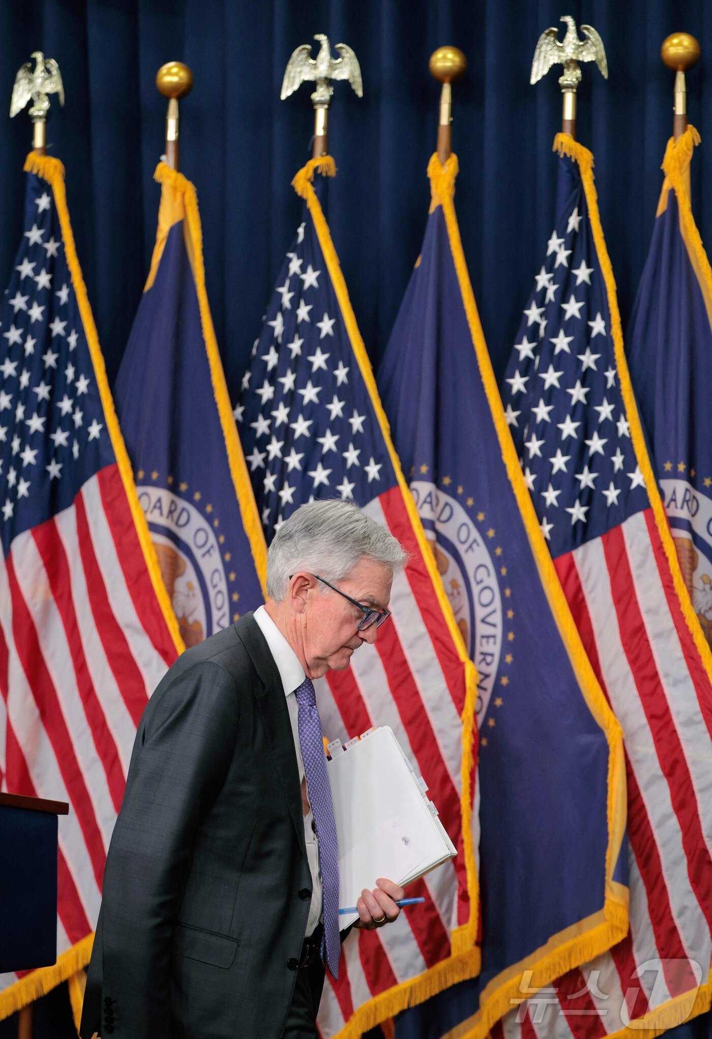 본문 이미지 - 제롬 파월 미국 연방준비제도&#40;Fed&#41; 의장이 2025년 12월 10일 워싱턴 D.C. 연준 본부에서 열린 연방공개시장위원회&#40;FOMC&#41; 회의 후 기자회견을 마치고 퇴장하고 있다. ⓒ AFP=뉴스1