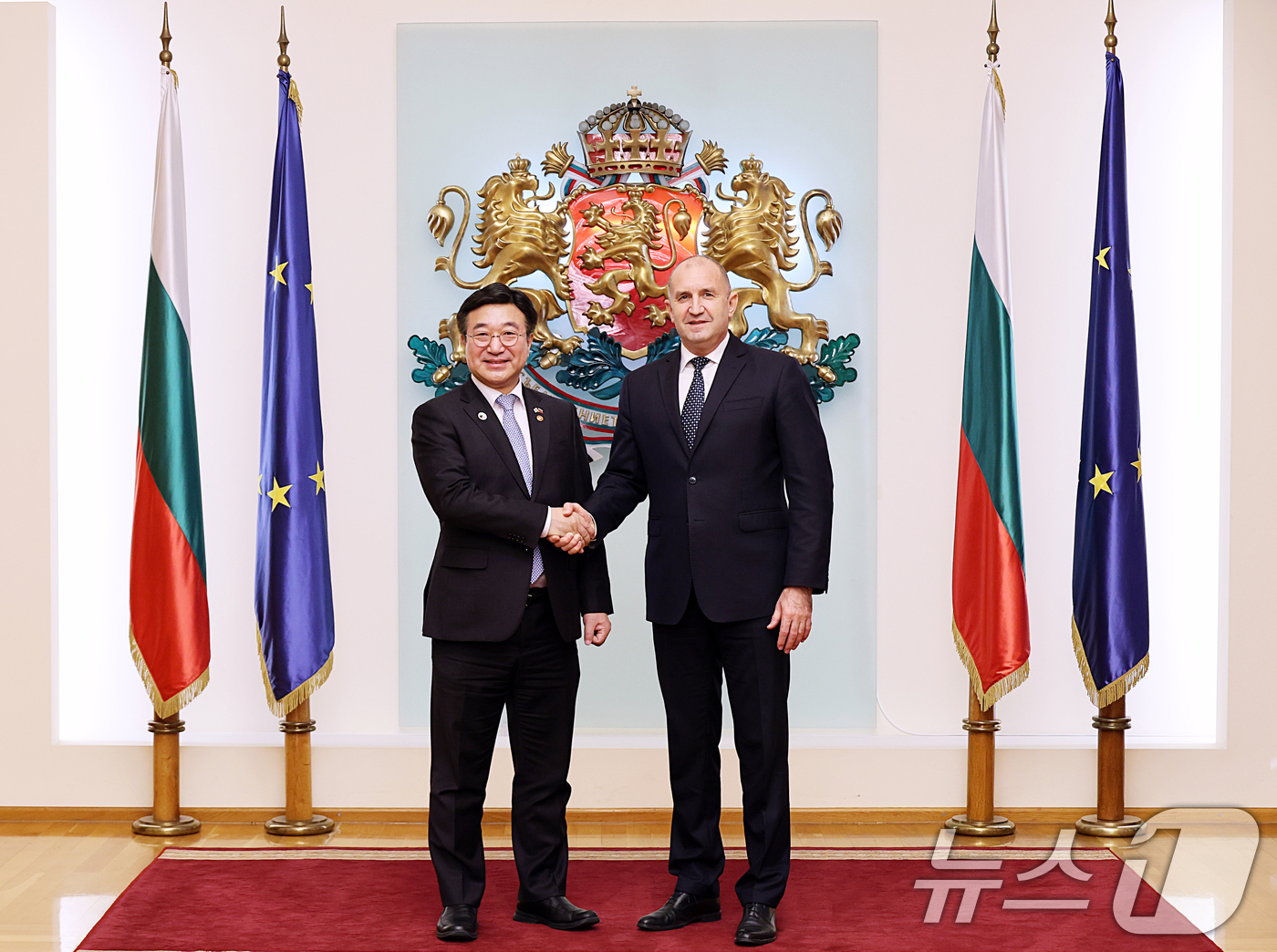 (서울=뉴스1) = 윤호중 행정안전부 장관(왼쪽)이 11일(현지시간) 불가리아 대통령궁에서 루멘 라데프 불가리아 대통령을 예방하고 디지털 정부 및 공공부문 AI 정책 전반 협력방안 …