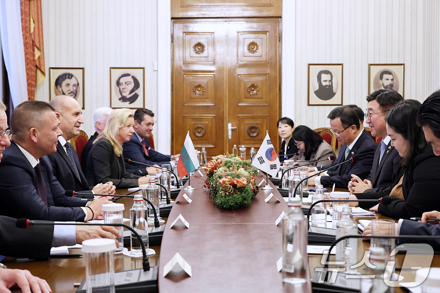 (서울=뉴스1) = 윤호중 행정안전부 장관이 11일(현지시간) 불가리아 대통령궁에서 루멘 라데프 대통령을 예방하고 디지털 정부 및 공공부문 AI 정책 전반 협력방안 등에 대해 논의 …