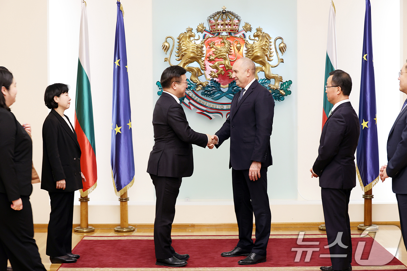 (서울=뉴스1) = 윤호중 행정안전부 장관(왼쪽)이 11일(현지시간) 불가리아 대통령궁에서 루멘 라데프 불가리아 대통령을 예방하고 디지털 정부 및 공공부문 AI 정책 전반 협력방안 …