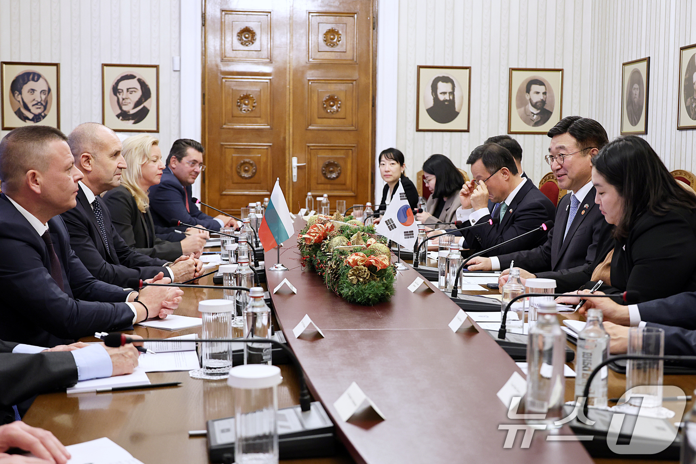 (서울=뉴스1) = 윤호중 행정안전부 장관이 11일(현지시간) 불가리아 대통령궁에서 루멘 라데프 대통령을 예방하고 디지털 정부 및 공공부문 AI 정책 전반 협력방안 등에 대해 논의 …