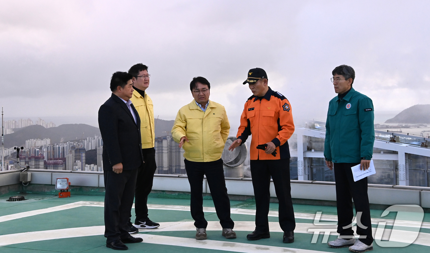 (서울=뉴스1) = 김광용 행정안전부 재난안전관리본부장이 12일 부산광역시 남구의 초고층 건축물인 부산국제금융센터를 방문, 헬리포트(옥상)와 피난안전구역 등 주요 소방·피난시설 관 …