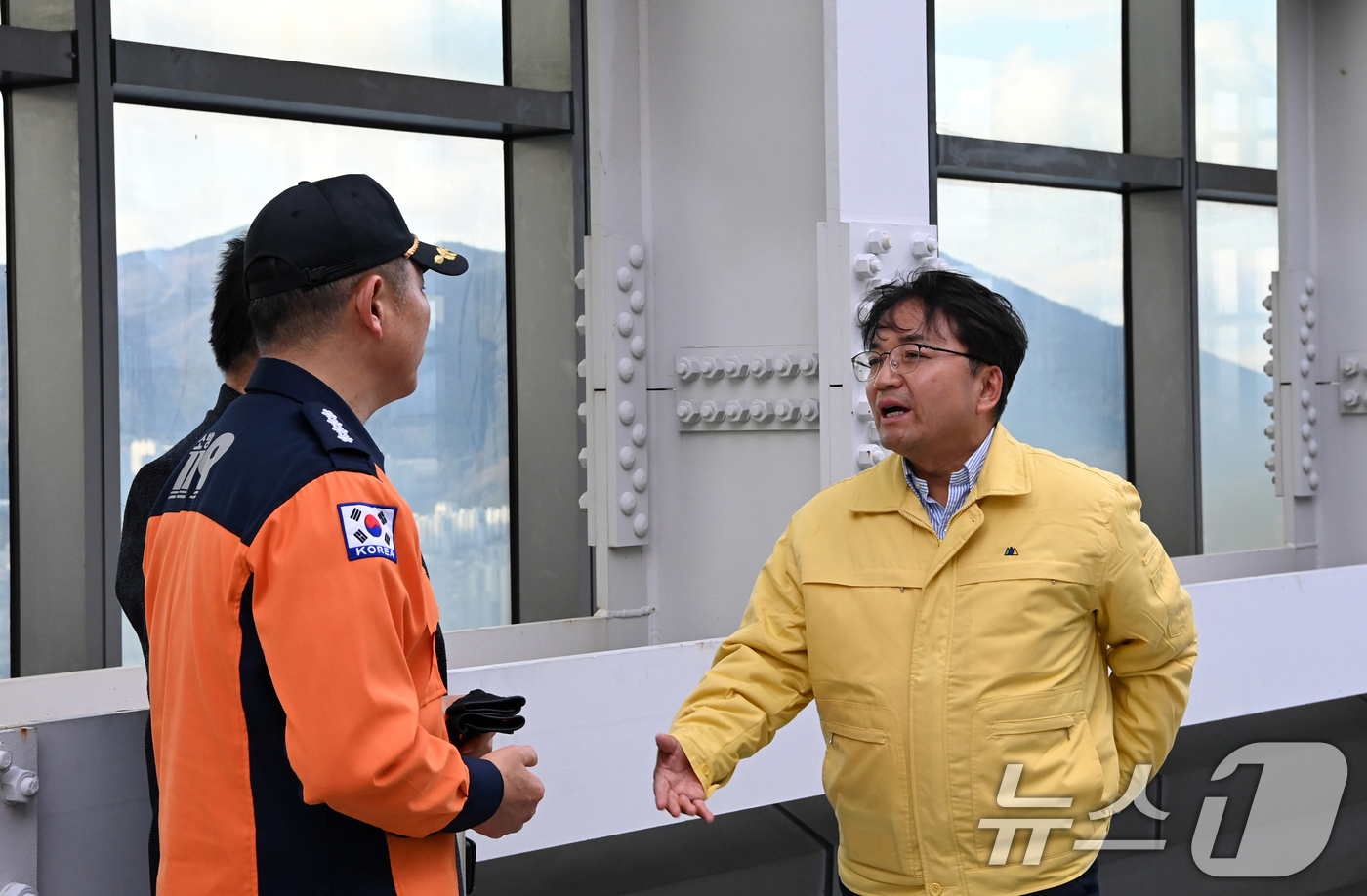 (서울=뉴스1) = 김광용 행정안전부 재난안전관리본부장이 12일 부산광역시 남구의 초고층 건축물인 부산국제금융센터를 방문, 헬리포트(옥상)와 피난안전구역 등 주요 소방·피난시설 관 …