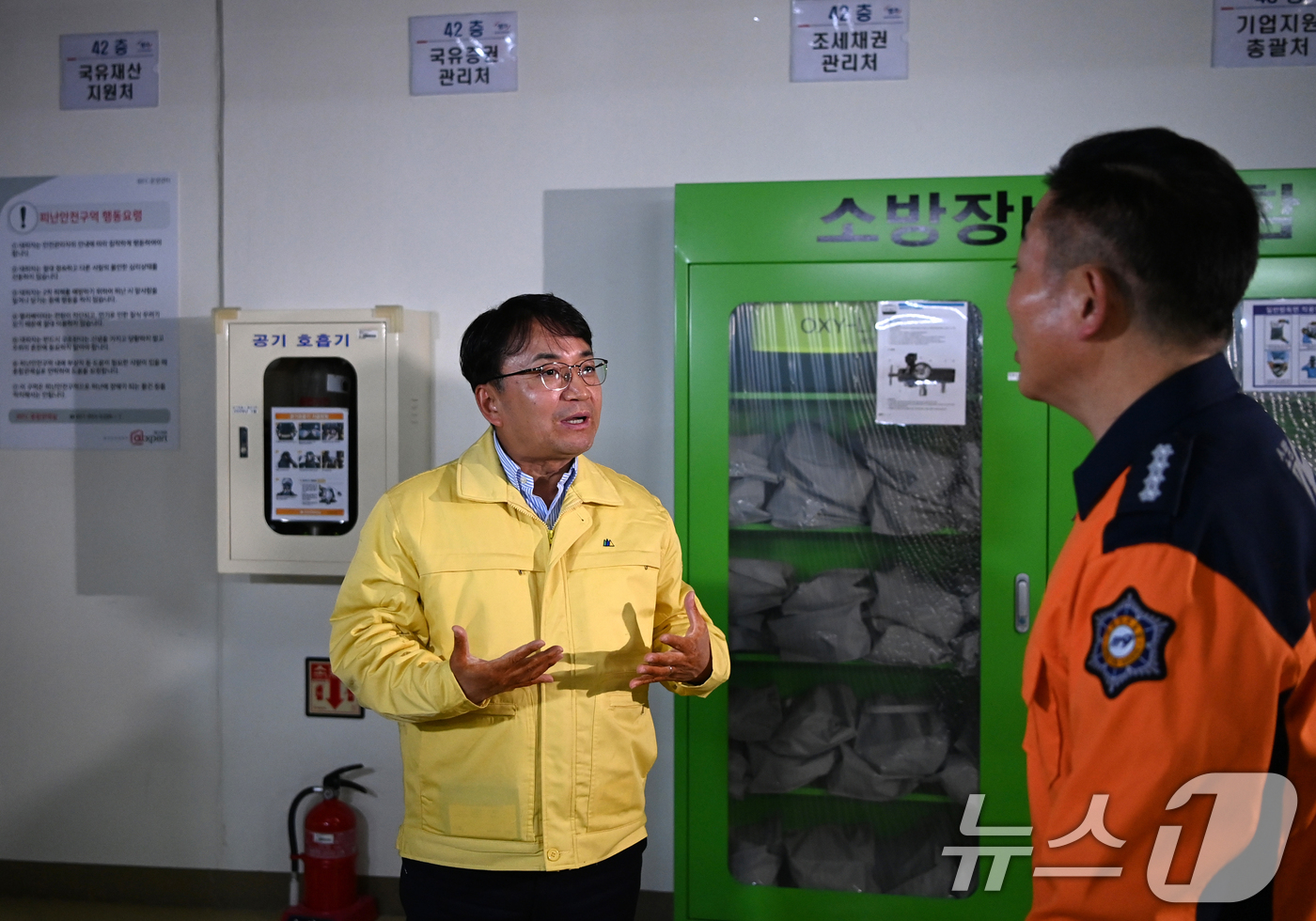 (서울=뉴스1) = 김광용 행정안전부 재난안전관리본부장이 12일 부산광역시 남구의 초고층 건축물인 부산국제금융센터를 방문, 헬리포트(옥상)와 피난안전구역 등 주요 소방·피난시설 관 …