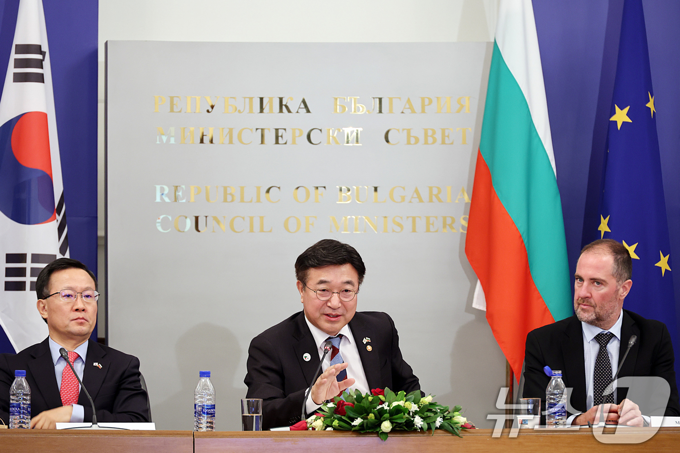 (서울=뉴스1) = 윤호중 행정안전부 장관(가운데)이 12일(현지시간) 불가리아 공공행정연구소를 방문하여 양국 간 공무원 역량강화 분야 및 협력방안 등에 대해 논의하고 있다. (행 …