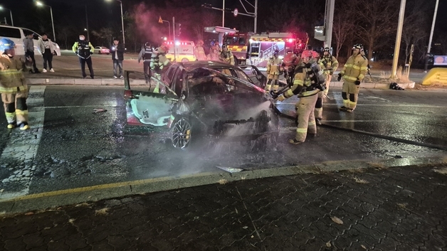 한밤 천안 성성동서 차량 2대 충돌…1대 화재로 전소