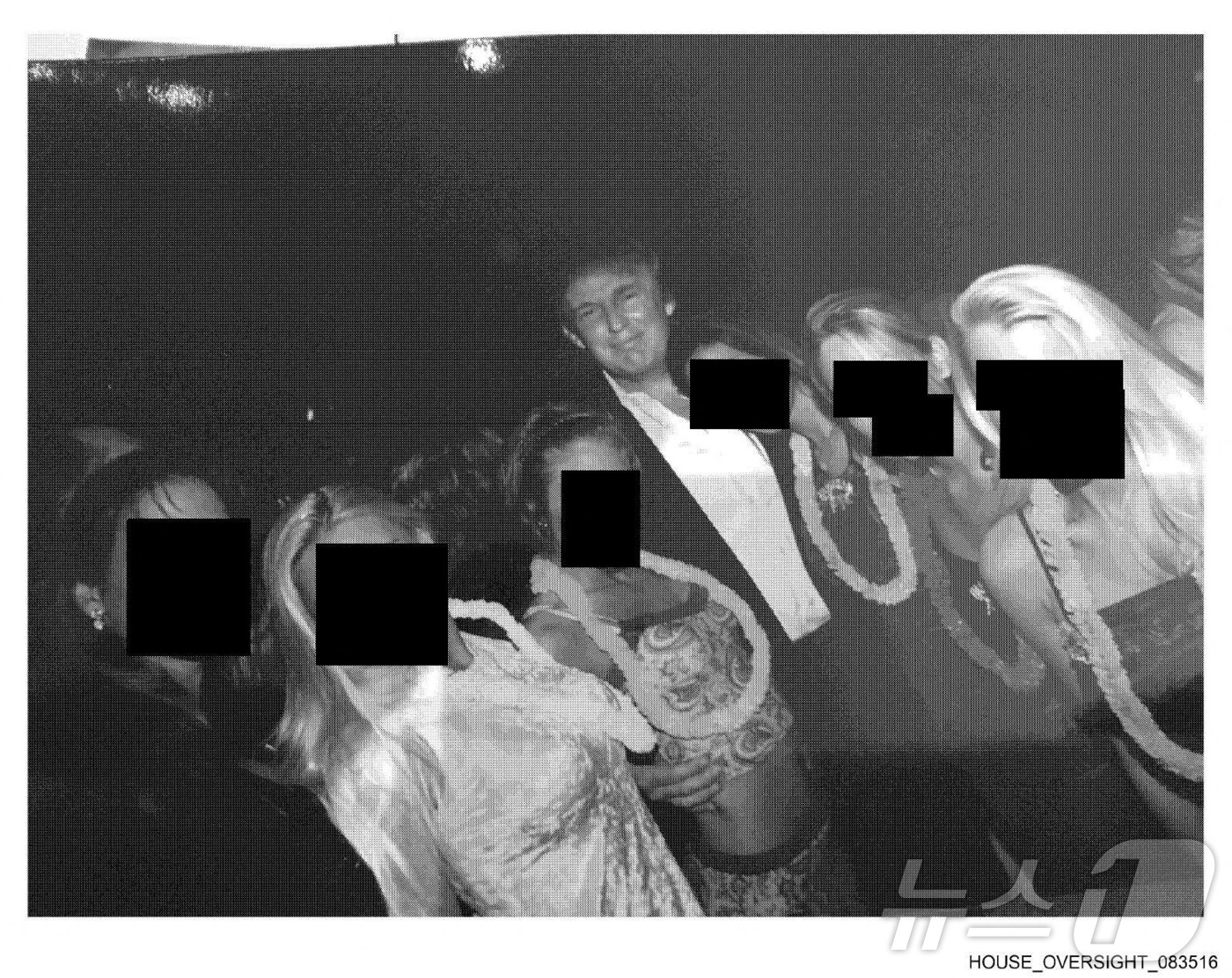 (로이터=뉴스1) 이창규 기자 = 미국 하원 감독위원회 소속 민주당이 12일(현지시간) 억만장자 성범죄자 제프리 엡스타인 유산관리자가 의회에 제공한 사진을 공개했다. 사진에는 도널 …