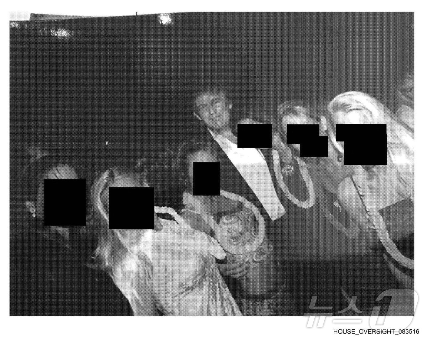 본문 이미지 - 미국 하원 감독위원회 소속 민주당이 12일&#40;현지시간&#41; 억만장자 성범죄자 제프리 엡스타인 유산관리자가 의회에 제공한 사진을 공개했다. 사진에는 도널드 트럼프 미국 대통령과 함께 빌 클린턴 전 대통령과 빌 게이츠 마이크로소프트&#40;MS&#41; 공동창업자 등이 담겼다. ⓒ 로이터=뉴스1 ⓒ News1 이창규 기자