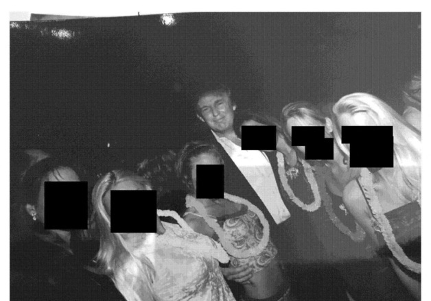 [포토] 엡스타인 사진 공개…여성들과 포즈를 취하고 있는 트럼프