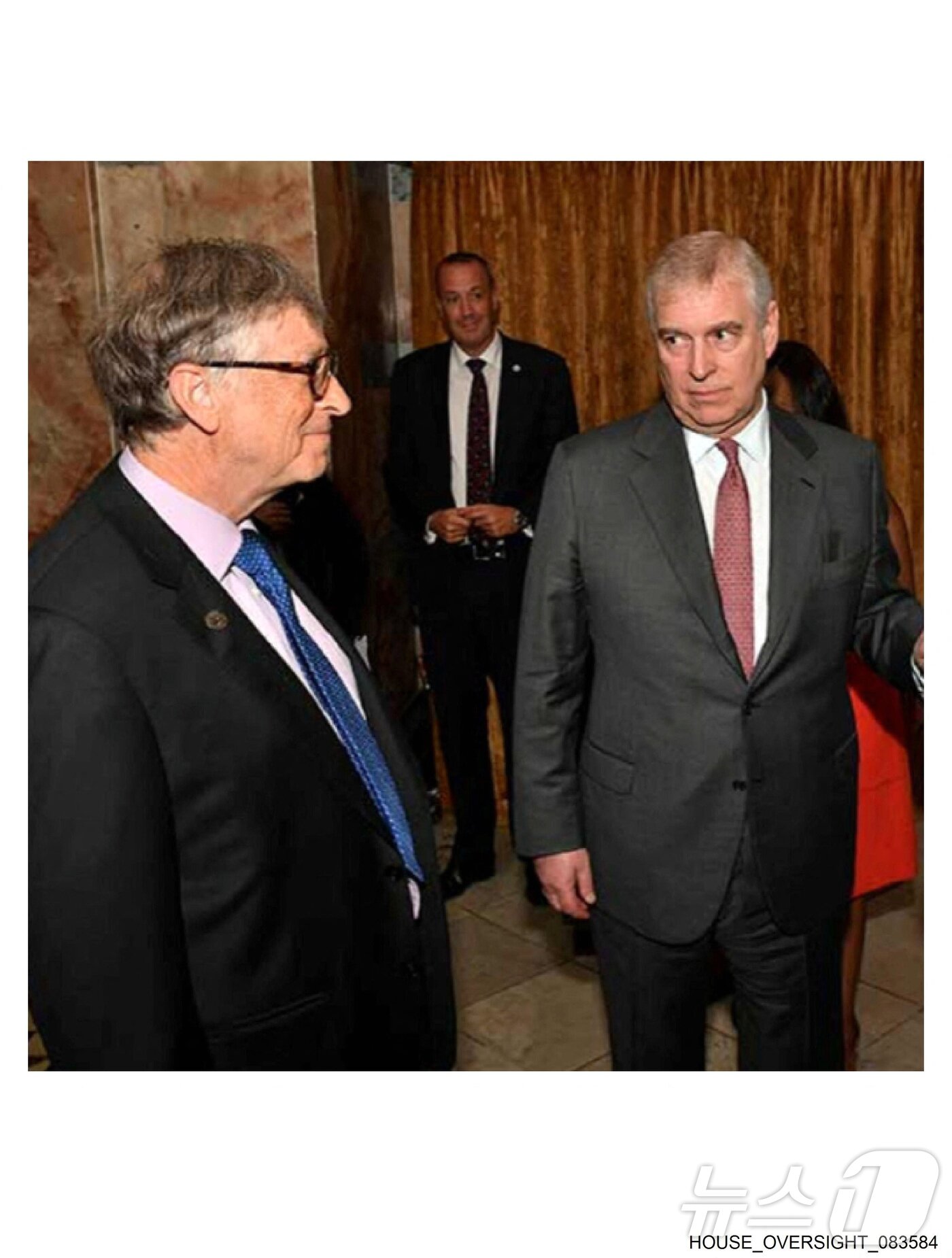 본문 이미지 - 미국 하원 감독위원회 소속 민주당이 12일&#40;현지시간&#41; 억만장자 성범죄자 제프리 엡스타인 유산관리자가 의회에 제공한 사진을 공개했다. 사진에는 도널드 트럼프 미국 대통령과 함께 빌 클린턴 전 대통령과 빌 게이츠 마이크로소프트&#40;MS&#41; 공동창업자 등이 담겼다. ⓒ 로이터=뉴스1 ⓒ News1 이창규 기자