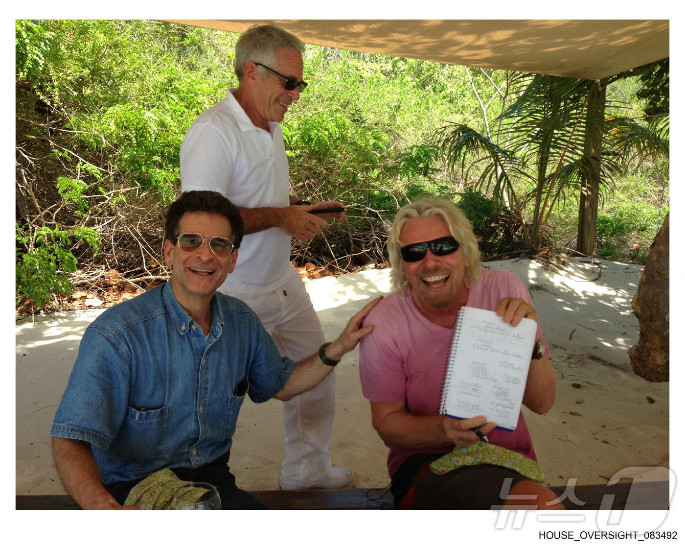 (로이터=뉴스1) 이창규 기자 = 미국 하원 감독위원회 소속 민주당이 12일(현지시간) 억만장자 성범죄자 제프리 엡스타인 유산관리자가 의회에 제공한 사진을 공개했다. 사진에는 도널 …