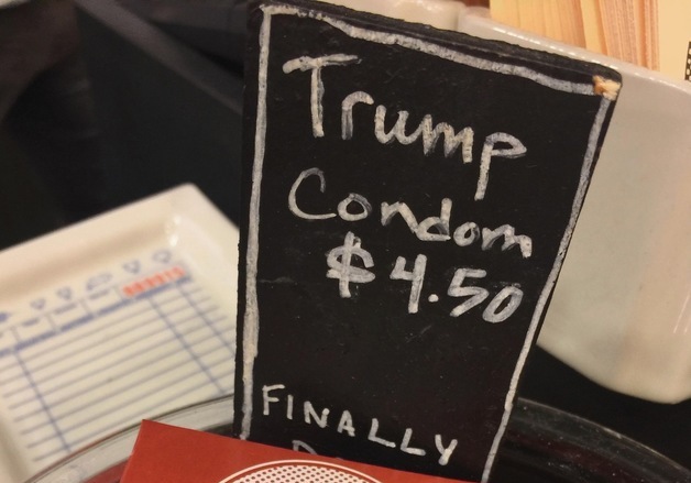 [포토]美하원 감독위 민주당 의원들이 공개한 엡스타인 사진