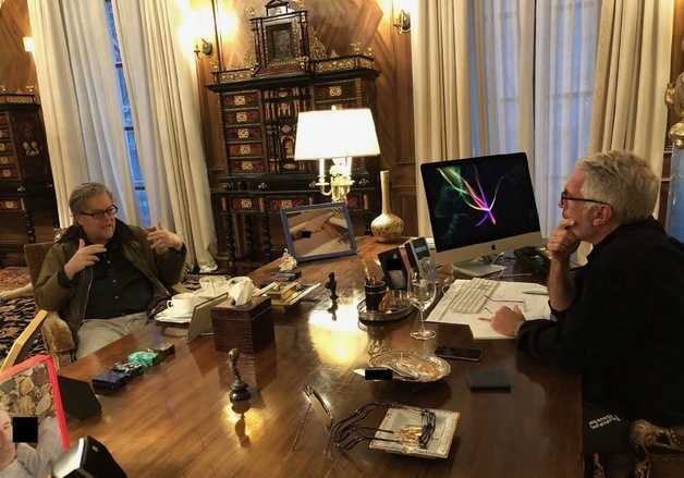 [포토]제프리 엡스타인과 대화하는 스티브 배넌 전 백악관 선임고문