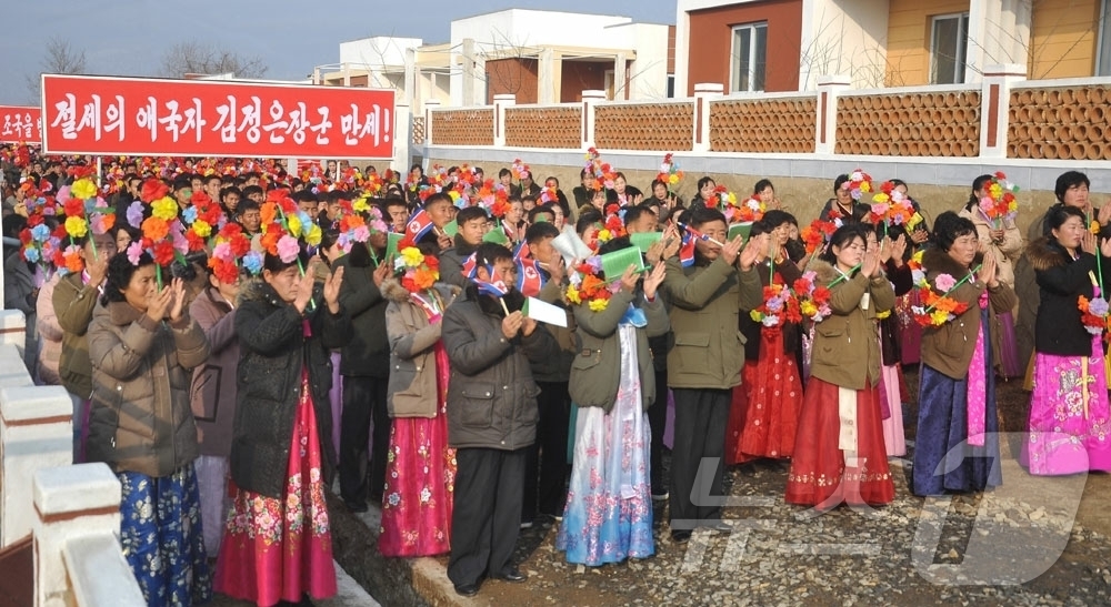 (평양 노동신문=뉴스1) = 북한 노동당 기관지 노동신문은 13일 "전국의 농촌을 사회주의리상촌으로 전변시키려는 당의 숭고한 뜻에 받들려 황해북도 곡산군 문양농장, 평암농장과 강원 …