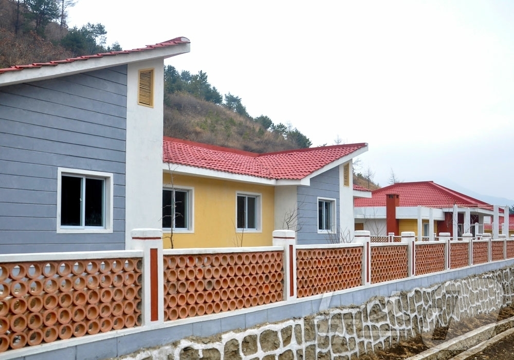 (평양 노동신문=뉴스1) = 북한 노동당 기관지 노동신문은 13일 "전국의 농촌을 사회주의리상촌으로 전변시키려는 당의 숭고한 뜻에 받들려 황해북도 곡산군 문양농장, 평암농장과 강원 …