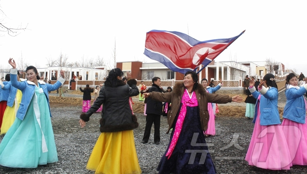 (평양 노동신문=뉴스1) = 북한 노동당 기관지 노동신문은 13일 "전국의 농촌을 사회주의리상촌으로 전변시키려는 당의 숭고한 뜻에 받들려 황해북도 곡산군 문양농장, 평암농장과 강원 …