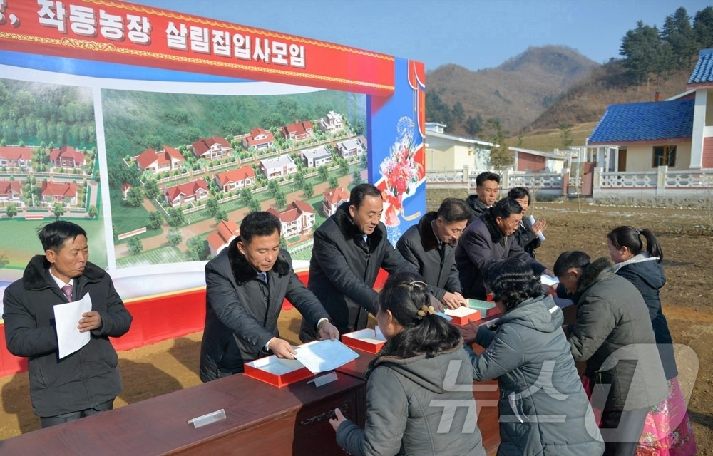 (평양 노동신문=뉴스1) = 북한 노동당 기관지 노동신문은 13일 "전국의 농촌을 사회주의리상촌으로 전변시키려는 당의 숭고한 뜻에 받들려 황해북도 곡산군 문양농장, 평암농장과 강원 …