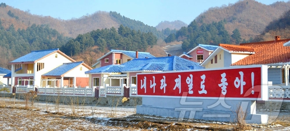 (평양 노동신문=뉴스1) = 북한 노동당 기관지 노동신문은 13일 "전국의 농촌을 사회주의리상촌으로 전변시키려는 당의 숭고한 뜻에 받들려 황해북도 곡산군 문양농장, 평암농장과 강원 …