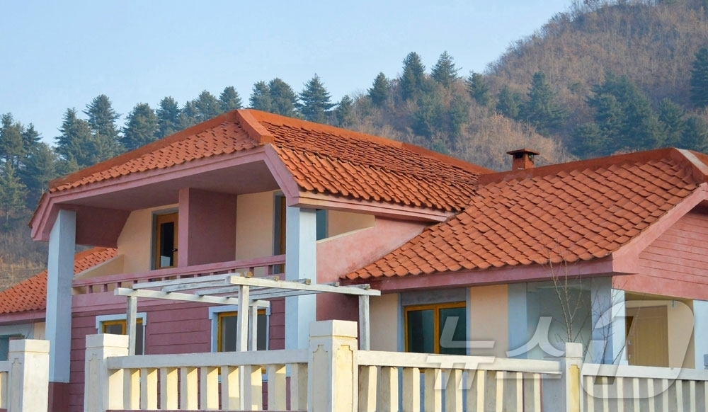 (평양 노동신문=뉴스1) = 북한 노동당 기관지 노동신문은 13일 "전국의 농촌을 사회주의리상촌으로 전변시키려는 당의 숭고한 뜻에 받들려 황해북도 곡산군 문양농장, 평암농장과 강원 …