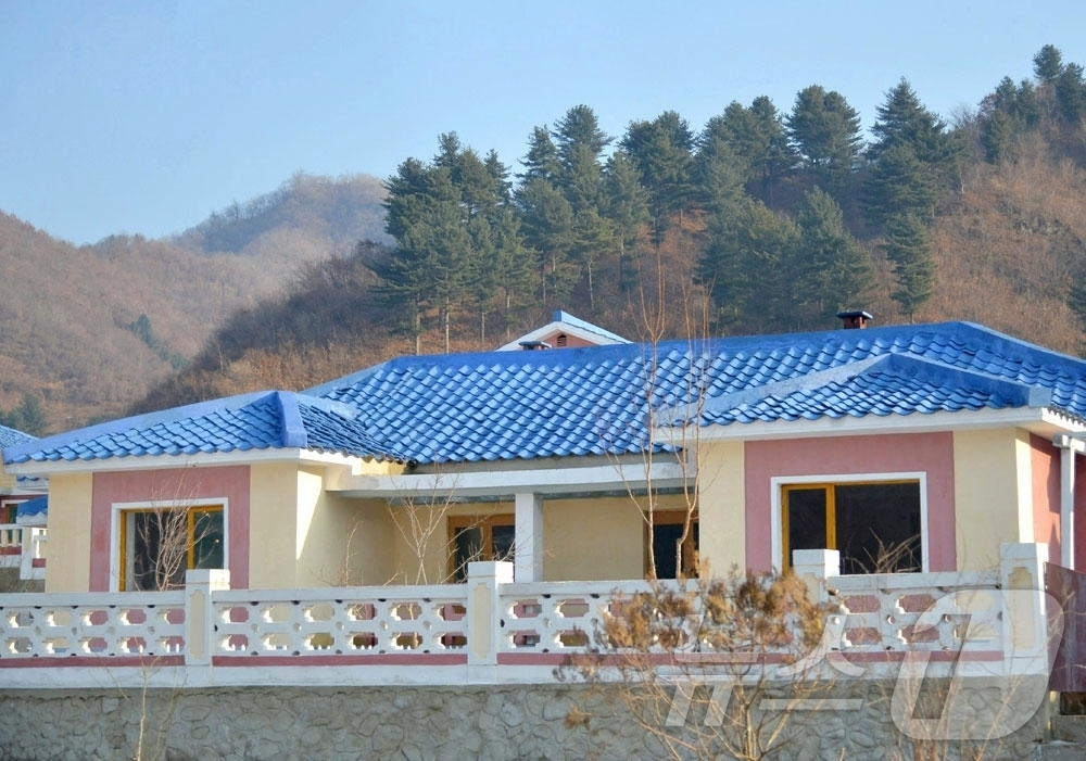 (평양 노동신문=뉴스1) = 북한 노동당 기관지 노동신문은 13일 "전국의 농촌을 사회주의리상촌으로 전변시키려는 당의 숭고한 뜻에 받들려 황해북도 곡산군 문양농장, 평암농장과 강원 …