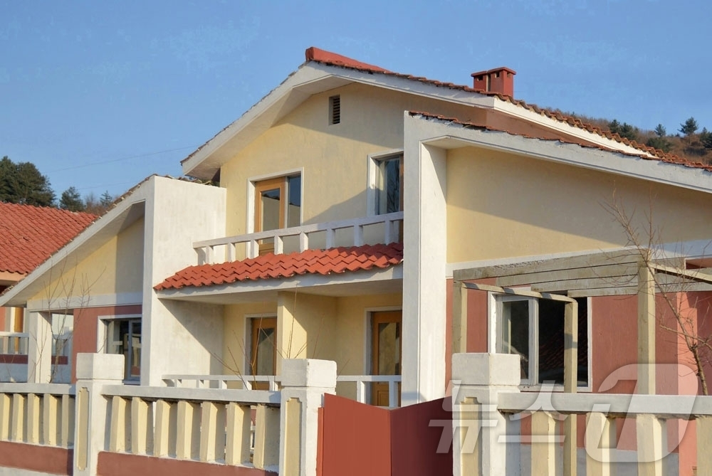 (평양 노동신문=뉴스1) = 북한 노동당 기관지 노동신문은 13일 "전국의 농촌을 사회주의리상촌으로 전변시키려는 당의 숭고한 뜻에 받들려 황해북도 곡산군 문양농장, 평암농장과 강원 …