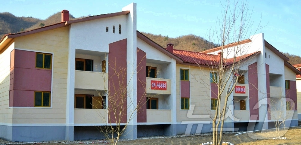 (평양 노동신문=뉴스1) = 북한 노동당 기관지 노동신문은 13일 "전국의 농촌을 사회주의리상촌으로 전변시키려는 당의 숭고한 뜻에 받들려 황해북도 곡산군 문양농장, 평암농장과 강원 …