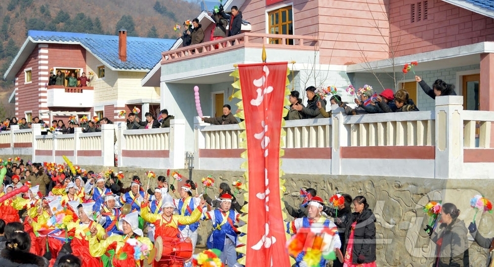 (평양 노동신문=뉴스1) = 북한 노동당 기관지 노동신문은 13일 "전국의 농촌을 사회주의리상촌으로 전변시키려는 당의 숭고한 뜻에 받들려 황해북도 곡산군 문양농장, 평암농장과 강원 …