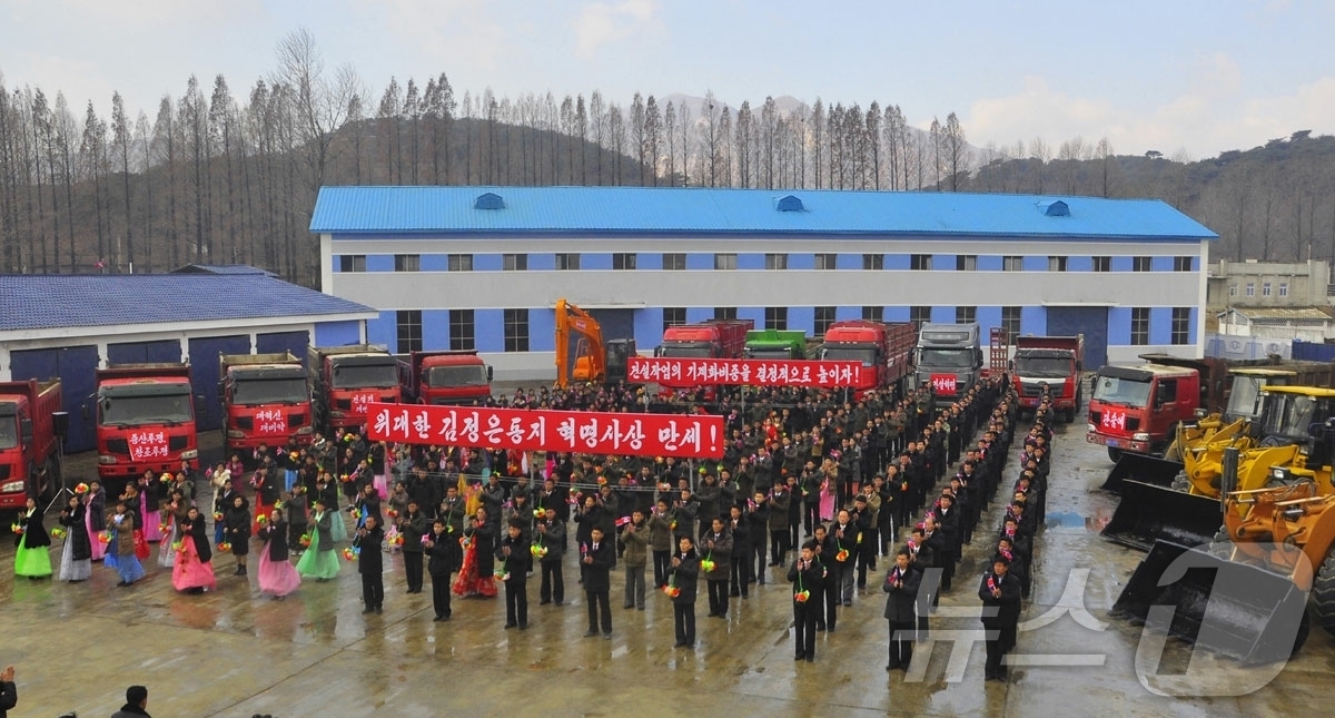 (평양 노동신문=뉴스1) = 북한 노동당 기관지 노동신문은 13일 "우리 당의 정력적인 영도 밑에 온 나라 각지에서 지방건설혁명이 줄기차게 전개되는 속에 황해남도에서 도건설기계화려 …