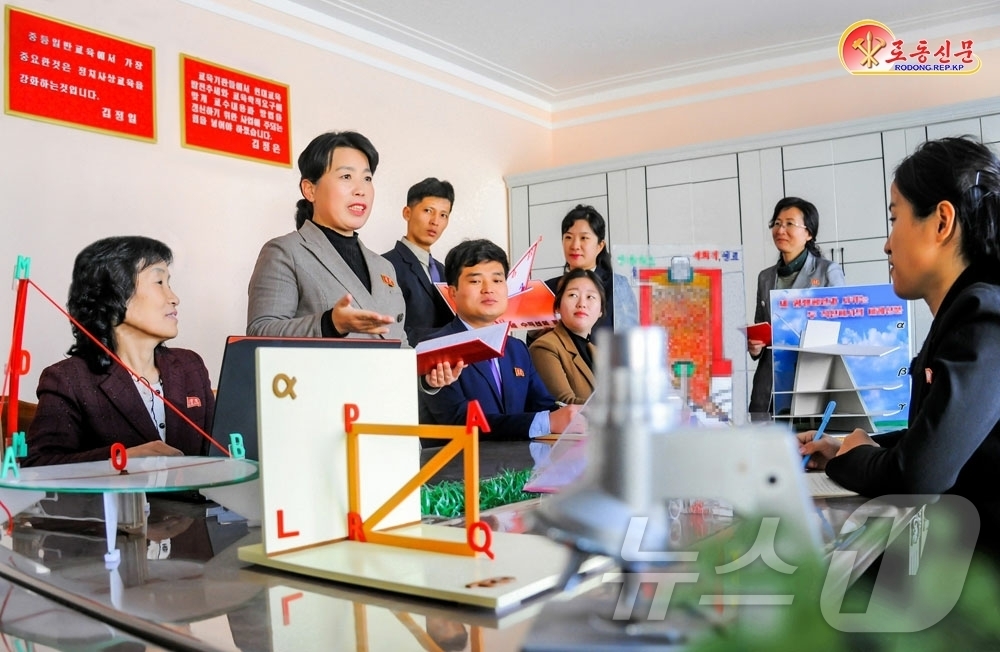 (평양 노동신문=뉴스1) = 북한 노동당 기관지 노동신문은 13일 "대학들의 교육토대를 강화하기 위한 사업이 적극화되고 있는 속에 얼마 전 제12차 전국대학과학연구성과전시회가 진행 …