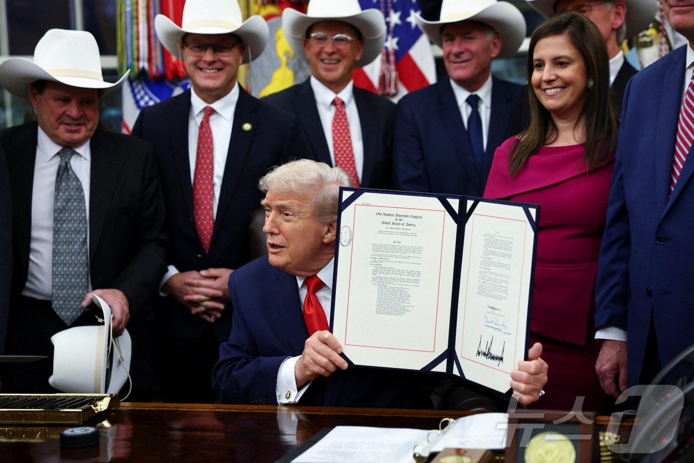 (로이터=뉴스1) 류정민 특파원 = 도널드 트럼프 미국 대통령이 12일(현지시간) 워싱턴DC 백악관 집무실에서 1980년 레이크플래시드(뉴욕주) 동계올림픽에서 당시 압도적 전력으로 …