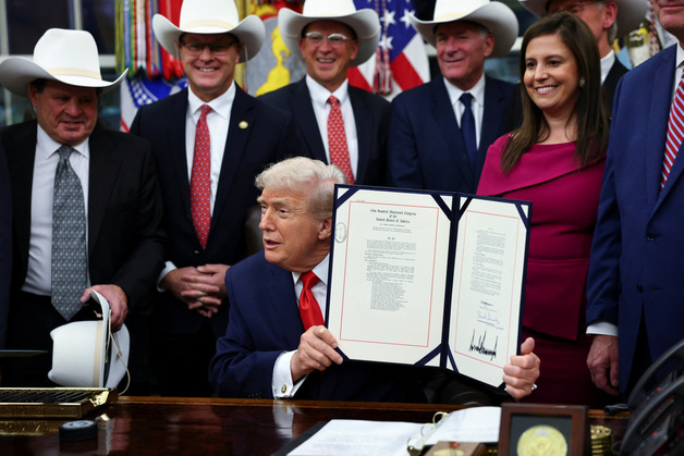[포토]'빙판의 기적' 美 남자 아이스하키팀에 '의회 금메달' 수여