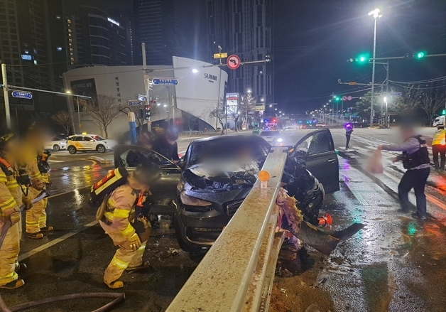 '만취 운전' 30대 도로 중앙분리대 충격…차량 화재
