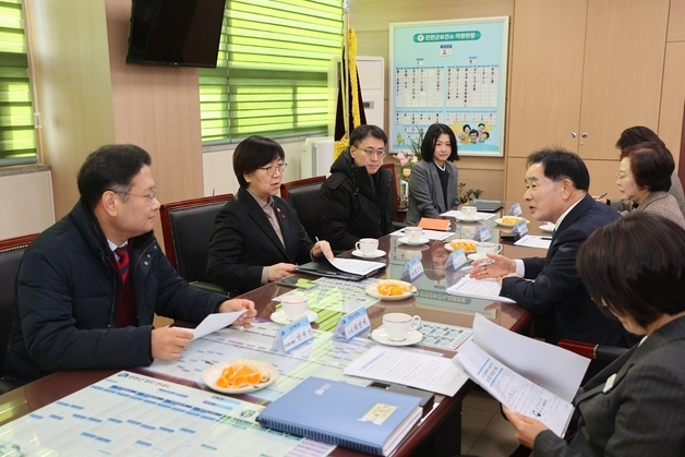 정은경 복지부 장관, 진천 찾아 '통합돌봄' 현장 점검