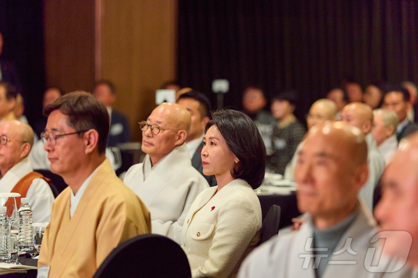 (서울=뉴스1) 이재명 기자 = 김혜경 여사가 지난 12일 불교지도자 초청 국민화합 기원 송년만찬에 참석해 있다. (대통령실 제공. 재판매 및 DB 금지)  2025.12.13/뉴 …