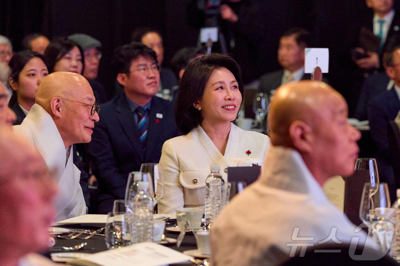 (서울=뉴스1) 이재명 기자 = 김혜경 여사가 지난 12일 불교지도자 초청 국민화합 기원 송년만찬에 참석해 있다. (대통령실 제공. 재판매 및 DB 금지)  2025.12.13/뉴 …