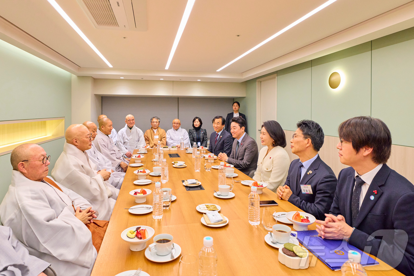 (서울=뉴스1) 이재명 기자 = 김혜경 여사가 지난 12일 불교지도자 초청 국민화합 기원 송년만찬에 앞서 사전 차담에 참석해 있다. (대통령실 제공. 재판매 및 DB 금지) 202 …