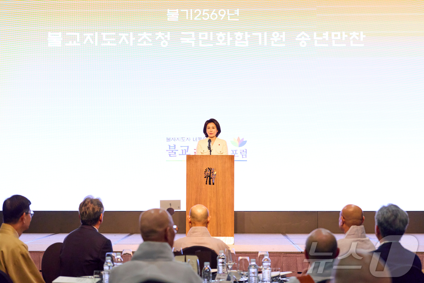 (서울=뉴스1) 이재명 기자 = 김혜경 여사가 지난 12일 불교지도자 초청 국민화합 기원 송년만찬에 참석해 축사를 하고 있다. (대통령실 제공. 재판매 및 DB 금지)  2025. …