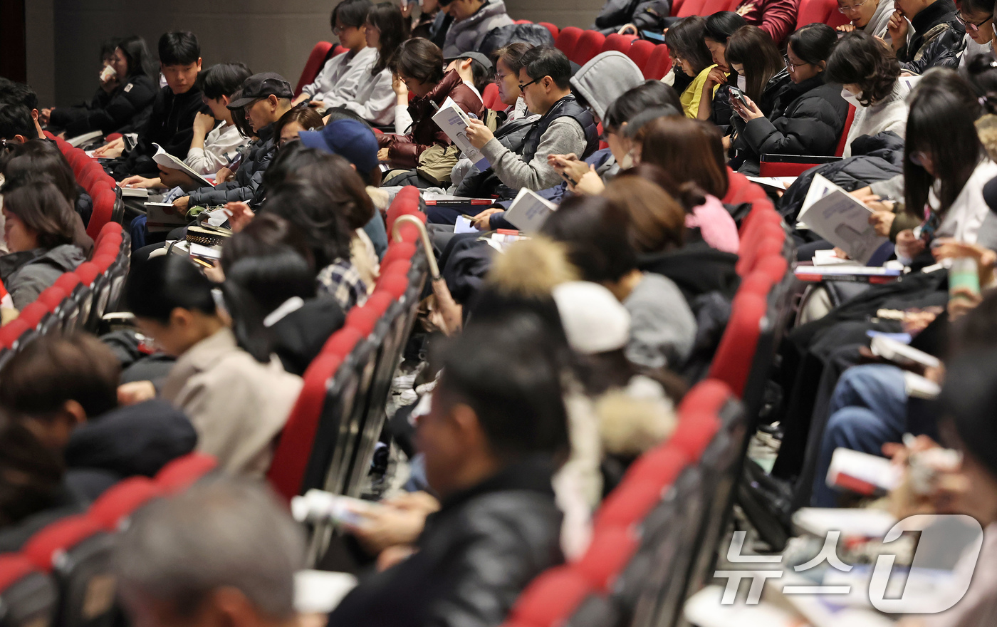 (서울=뉴스1) 장수영 기자 = 13일 오전 서울 성북구 고려대 인촌기념관에서 열린 서울시교육청 2026 대입 정시모집 대비 진학설명회를 찾은 수험생 및 학부모들이 입시 설명을 듣 …