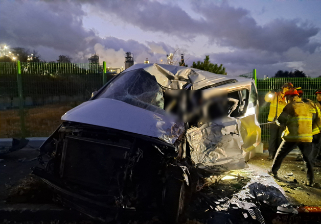 트레일러가 중앙선 넘어 승합차 충돌…1명 사망·5명 중상(종합)