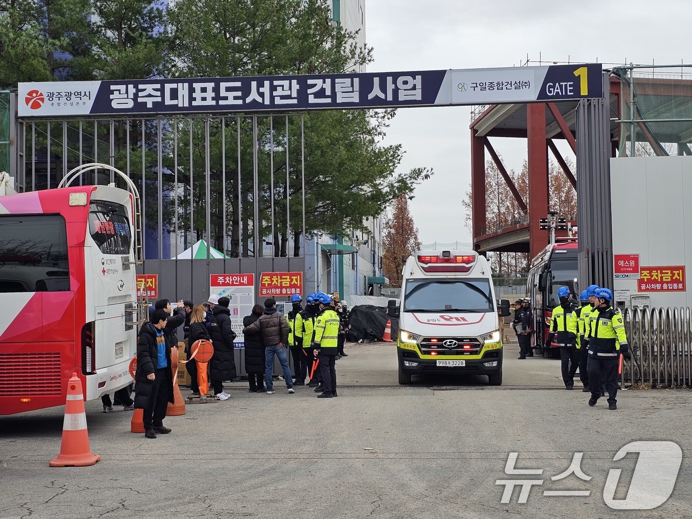 (광주=뉴스1) 최성국 기자 = 13일 오후 광주대표도서관 붕괴 사고 현장에서 마지막 매몰자가 발견돼 병원으로 이송되고 있다. 2025.12.13/뉴스1